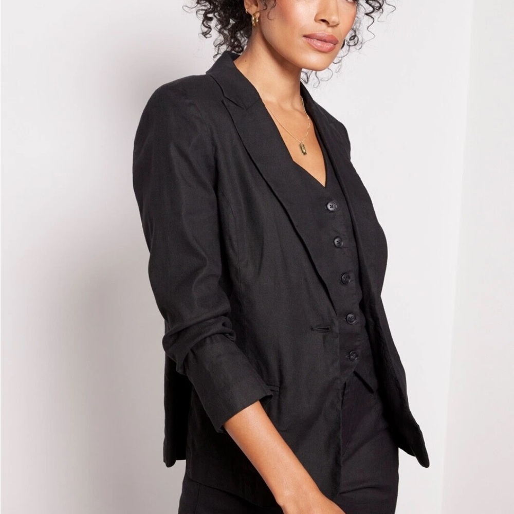 Evereve Black Tailored Blazer